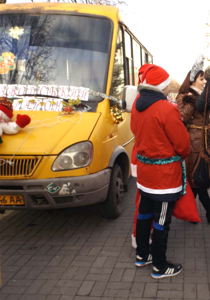 У Запоріжжі Дід Мороз-гопник вітає дітей з Новим роком - фото 4