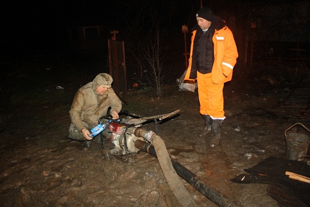 Рятувальники долучилися до забезпечення водою мешканців зневодненої Бабурки  - фото 2