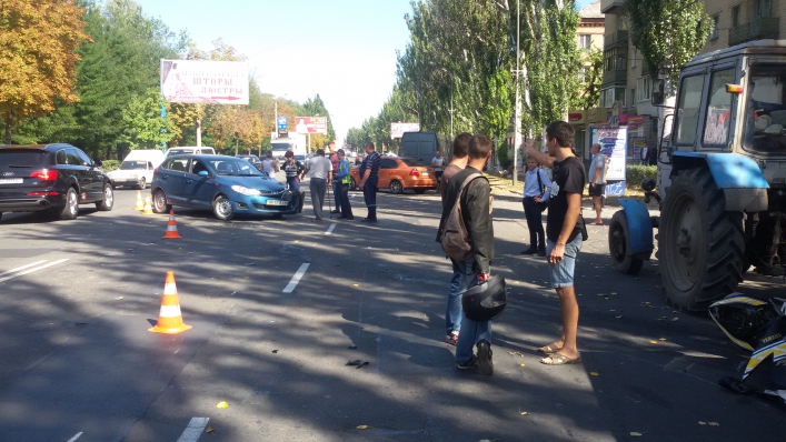 ДТП в центрі Мелітополя: хлопець з дівчиною розбилися на мотоциклі  - фото 2