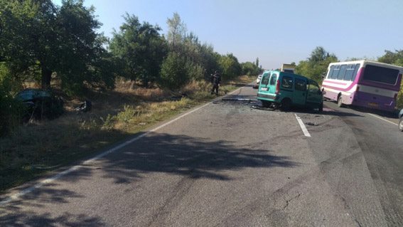 На Миколаївщині у ДТП загинули двоє одеситів: водіїв деблокували рятувальники