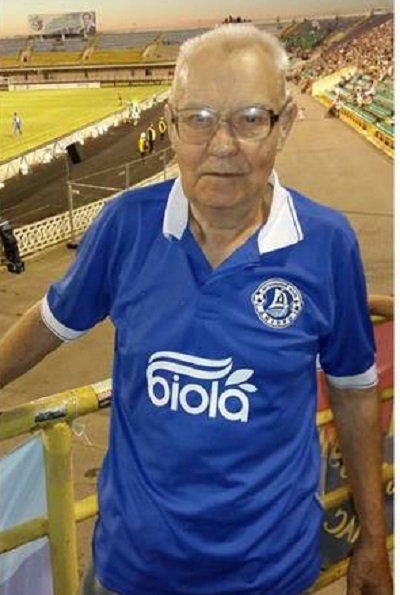Фанат "Дніпра" зустрів 75-річчя на стадіоні із фаєром у руках - фото 1