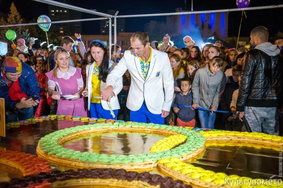 Олімпійський чемпіон на Одещині роздавав величезний торт у вигляді олімпійських кілець - фото 1