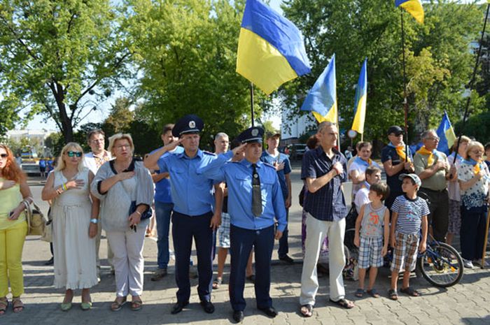 Всі поліцейські Донеччини відсвяткували День прапора (ФОТО) - фото 1