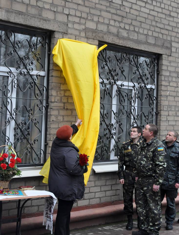 В Запоріжжі відкрили меморіальну дошку загиблому герою АТО Андрію Кравченко - фото 2