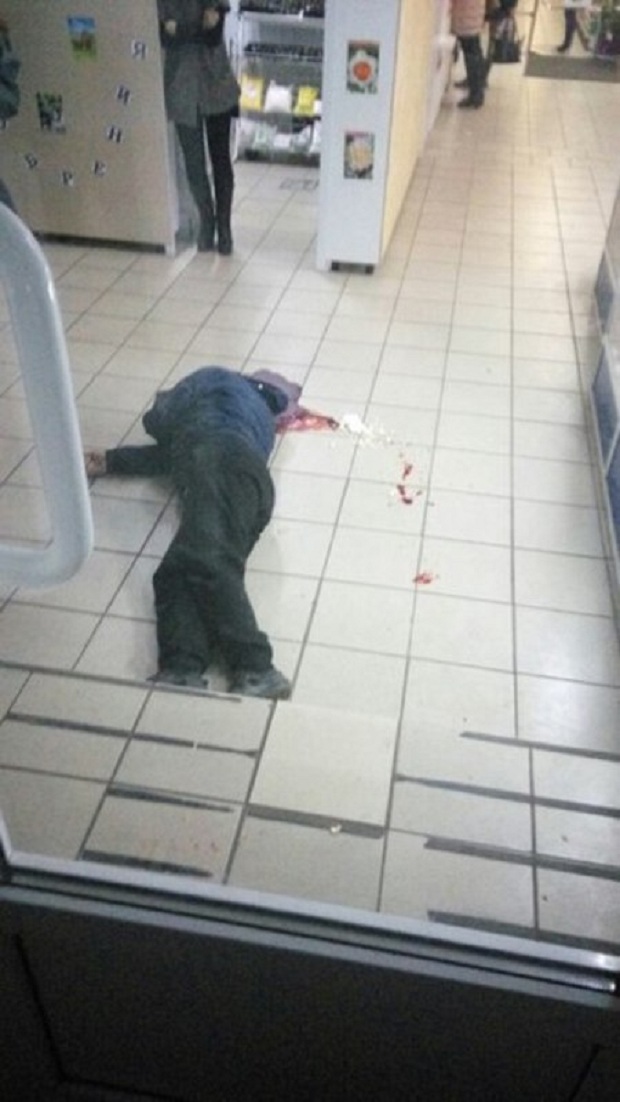 У Запоріжжі смертельно поранений чоловік встиг забігти до крамниці - фото 1