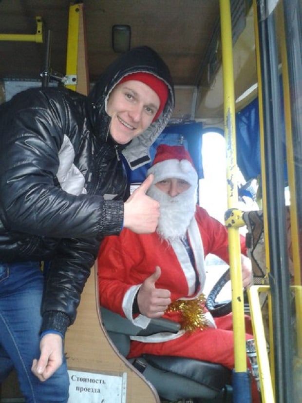 Водій однієї з запорізьких маршруток напередодні Нового року зустрічав свої пасажирів у костюмі Діда Мороза - фото 1