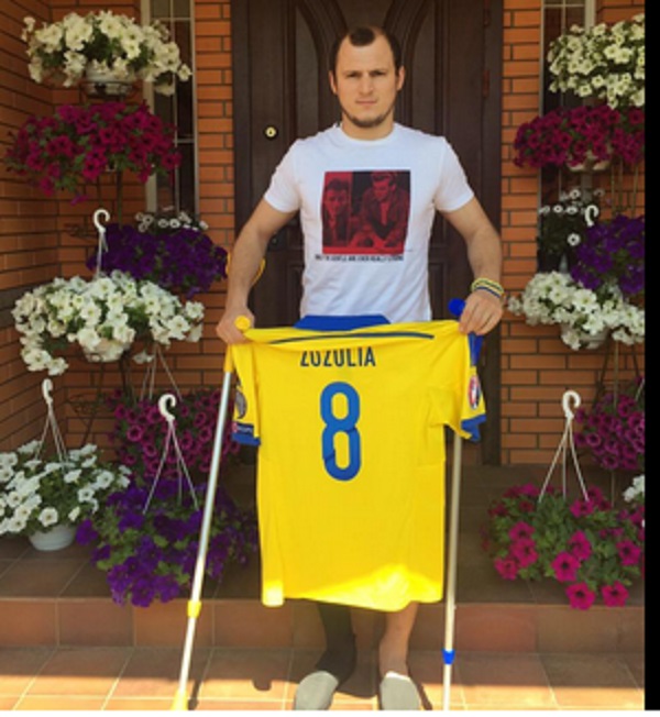 Роман Зозуля продає з аукціону свою футболку збірної, щоб вдягти десантників (ФОТО) - фото 1