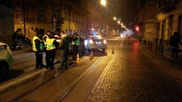 Поліцейські розбили автомобіль в центрі Львова - фото 2