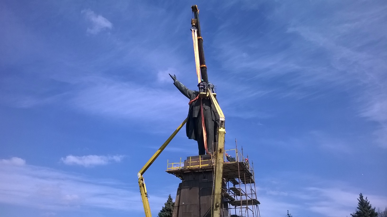В Запоріжжі розпочався безпосередньо демонтаж пам'ятника Леніну - фото 1