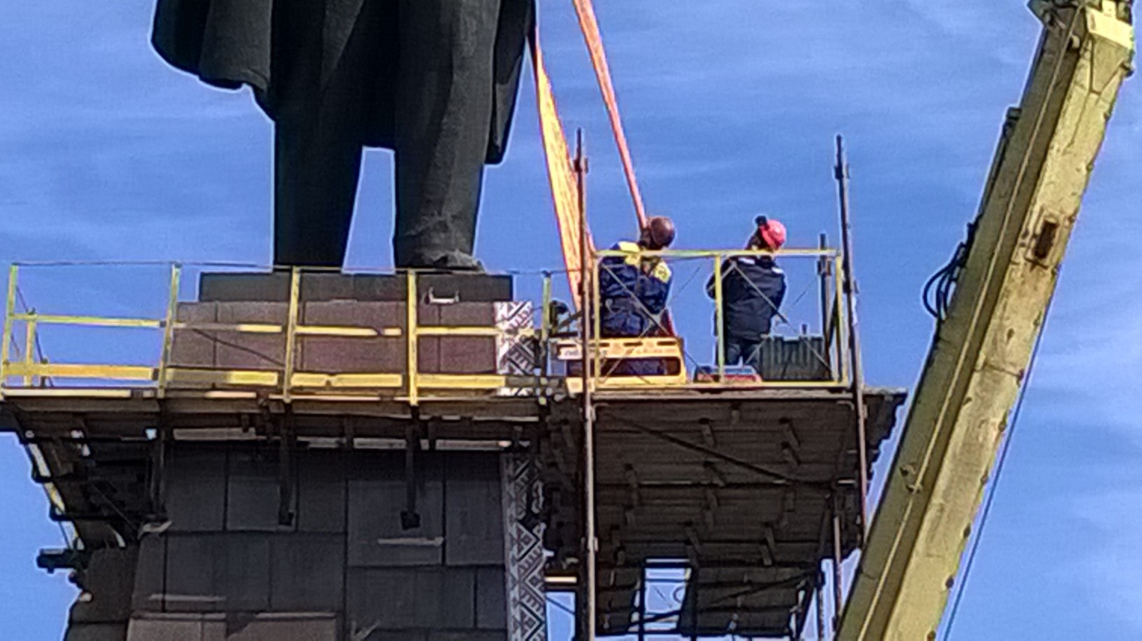 В Запоріжжі розпочався безпосередньо демонтаж пам'ятника Леніну - фото 2