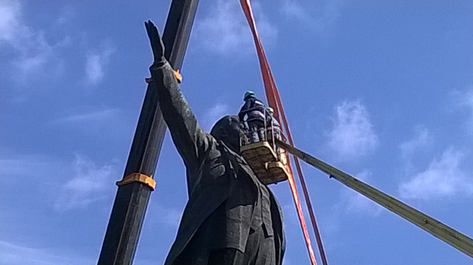 В Запоріжжі розпочався безпосередньо демонтаж пам'ятника Леніну - фото 3