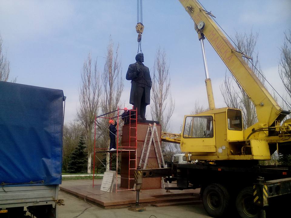 У Василівці Запорізької області демонтували пам’ятник Леніна, на черзі – Ілліч в Токмаку - фото 1