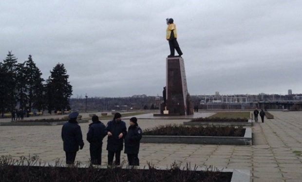 У Запоріжжі з тріском провалилася акція на захист пам’ятника Леніну - фото 1