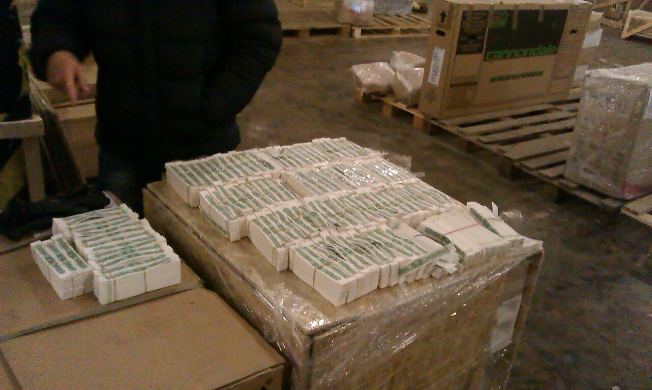 На складах пошти сумські податківці виявили незаконний канал постачання підакцизних товарів - фото 2