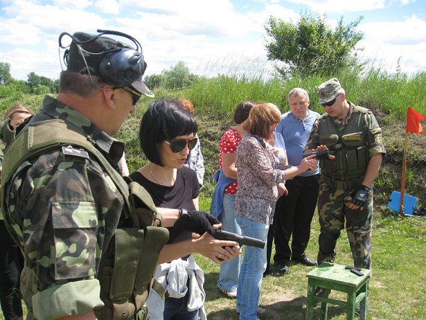 Прикордонники навчали бойової підготовки працівників Хмельницької міської ради - фото 1