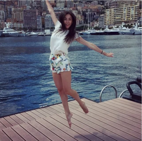 Як прекрасна дружина гравця збірної України у Монако стрибає біля моря - фото 1