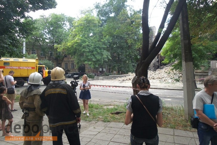 В Одесі біля старовинного будинку, який обвалився, перекрили вулицю - фото 3