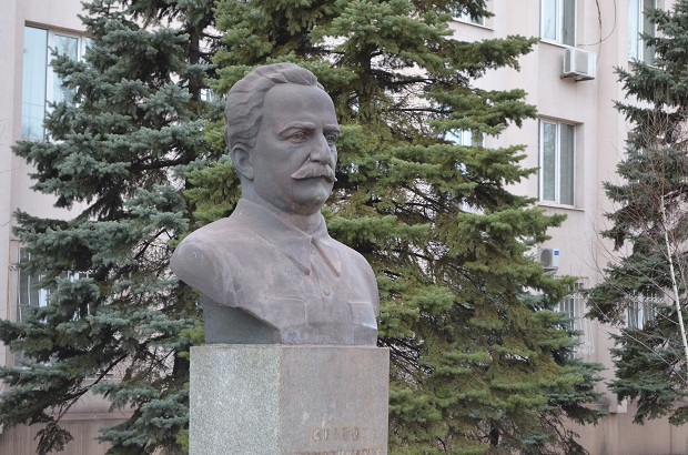 У Запоріжжі прибирають першій з трьох пам’ятників радянським вождям, з демонтаж яких проголосували у лютому депутати Запорізької міськради - фото 1