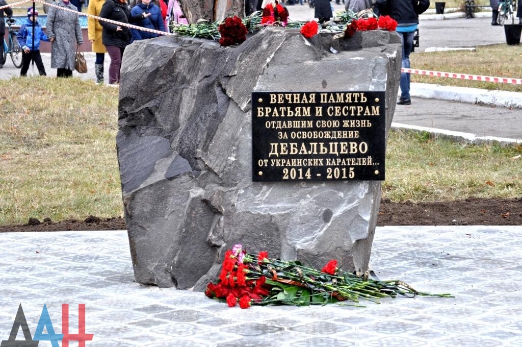 Поки жителі Девальцевого мерзнуть - окупанти встановлюють меморіали своїм "героям" - фото 1