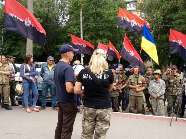 Під Хмельницькою обласною міліцією розпочали безстрокову акцію на підтримку Правого сектору - фото 13