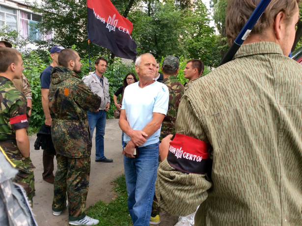 Під Хмельницькою обласною міліцією розпочали безстрокову акцію на підтримку Правого сектору - фото 3