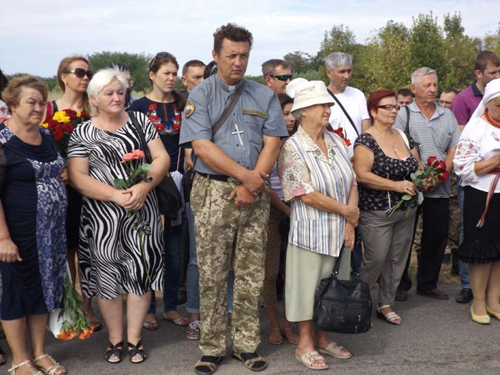 У Запоріжжі відбувся мітинг-реквієм по військовим, які загинули в "Іловайському котлі" - фото 4