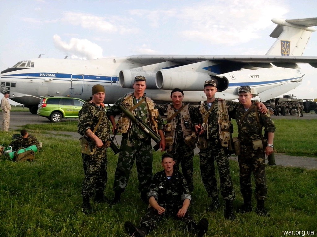 украинские десантники на фоне Ил-76, его собьют в Луганске 14 июня 2014 года