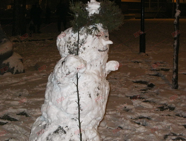 Мешканці Бердянська ліпили зі снігу та бруду різні скульптури  - фото 6