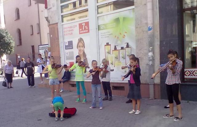 В Ужгороді спека вигнала юних скрипалів із класів на вулицю - фото 1