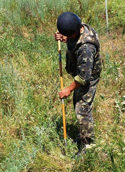 Як українські сапери знешкоджують заміновані поля на Донбасі (ФОТОФАКТ) - фото 2