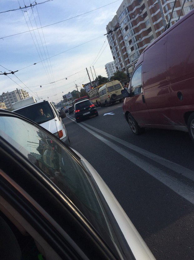 У Львові через обрив дротів зупинилися тролейбуси трьох маршрутів - фото 1