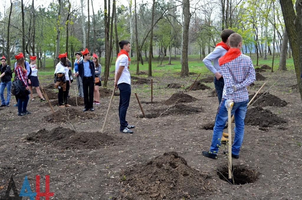 Захарченко і Мартинов з лопатами: у Донецьку саджали "алею пам`яті" (ФОТО) - фото 6