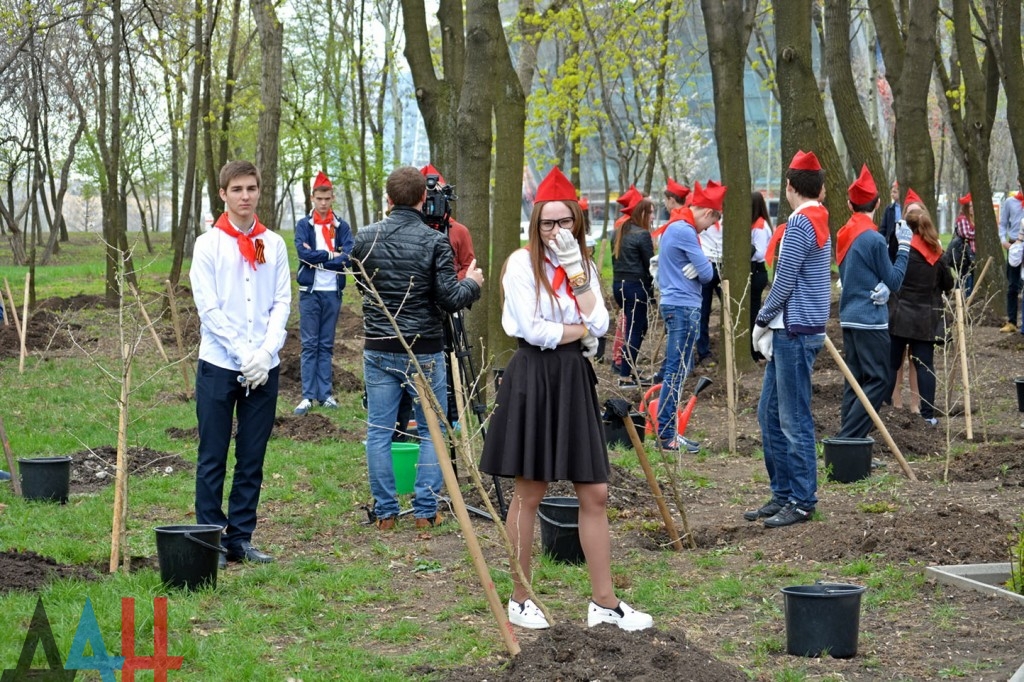 Захарченко і Мартинов з лопатами: у Донецьку саджали "алею пам`яті" (ФОТО) - фото 5