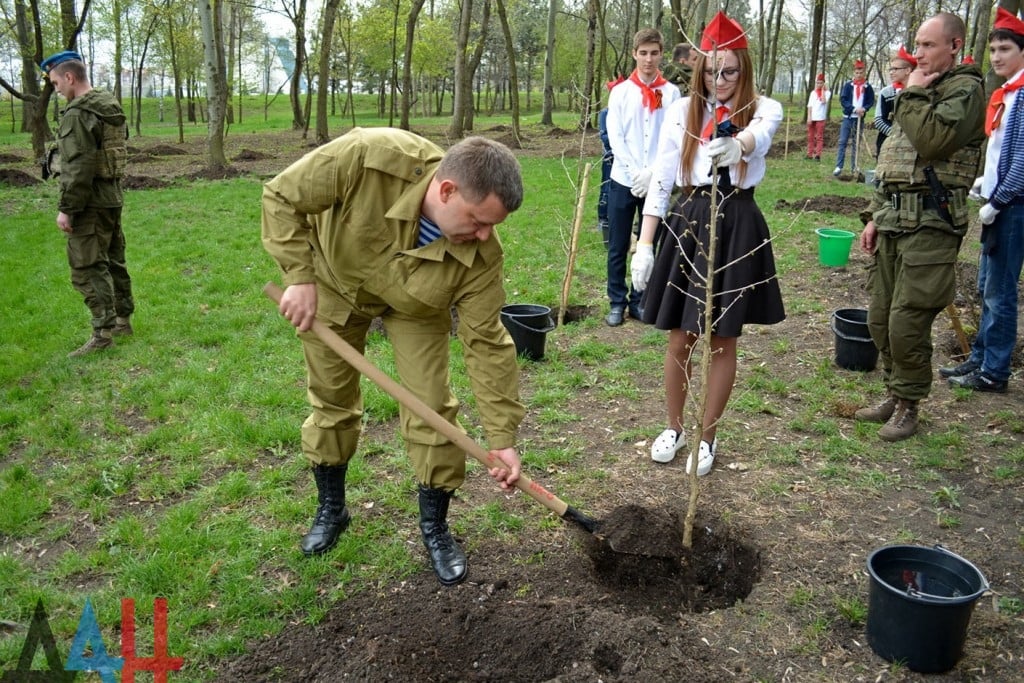 Захарченко і Мартинов з лопатами: у Донецьку саджали "алею пам`яті" (ФОТО) - фото 4
