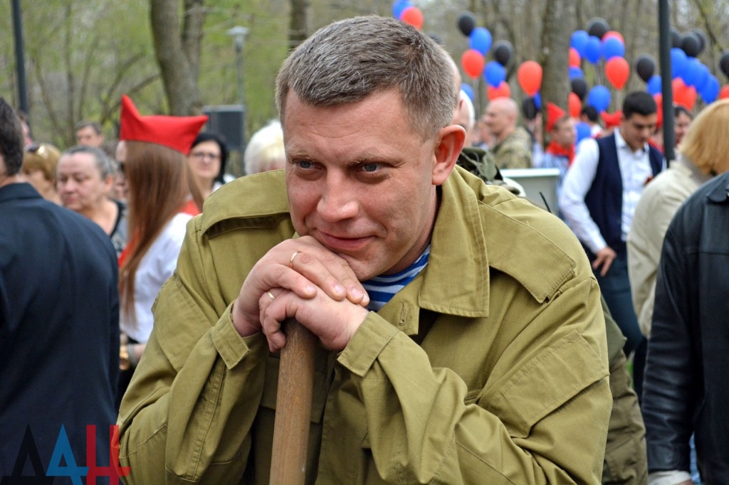 Захарченко і Мартинов з лопатами: у Донецьку саджали "алею пам`яті" (ФОТО) - фото 3