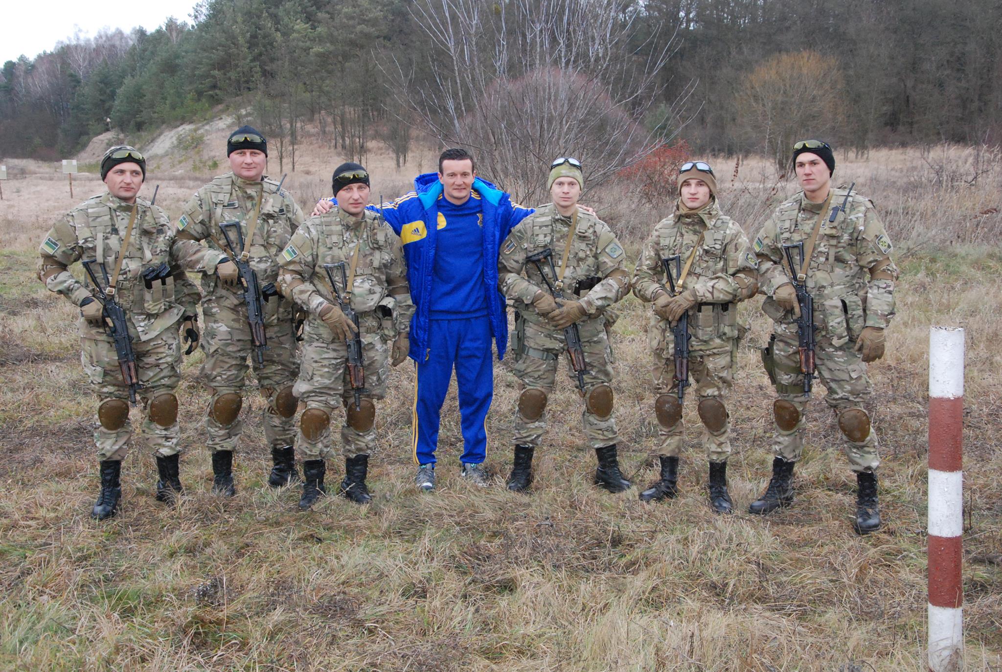 Гравець збірної України Артем Федецький допоміг прикордонникам затримати озброєних зловмисників - фото 3