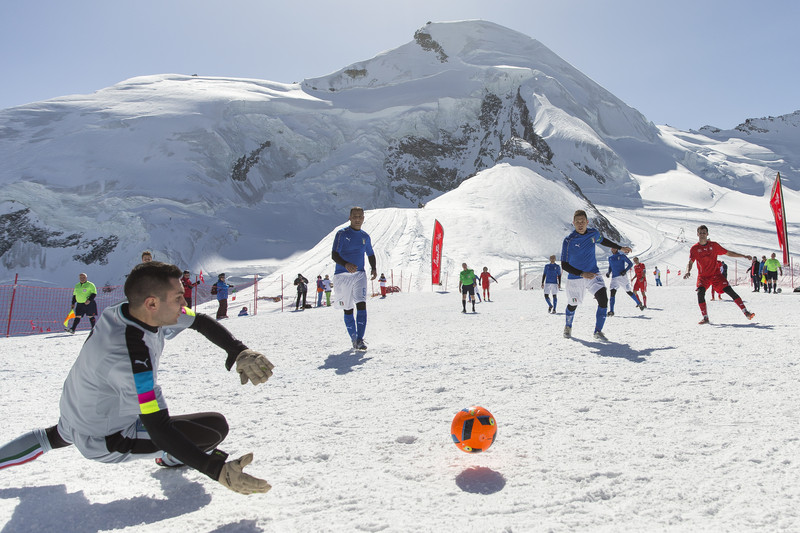 Як виглядає футбольне Євро серед горян в Альпах - фото 1