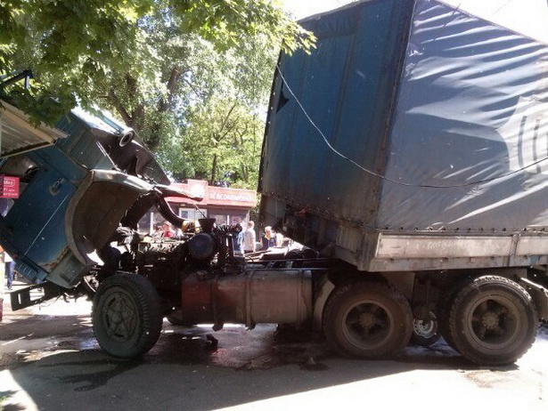 У Дніпропетровську фура зім`яла жигулі, є постраждалі (ФОТО) - фото 2