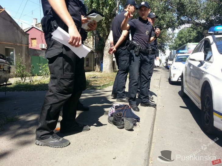В Одесі неадекватна порушниця ПДР роздяглася перед поліцейськими - фото 3