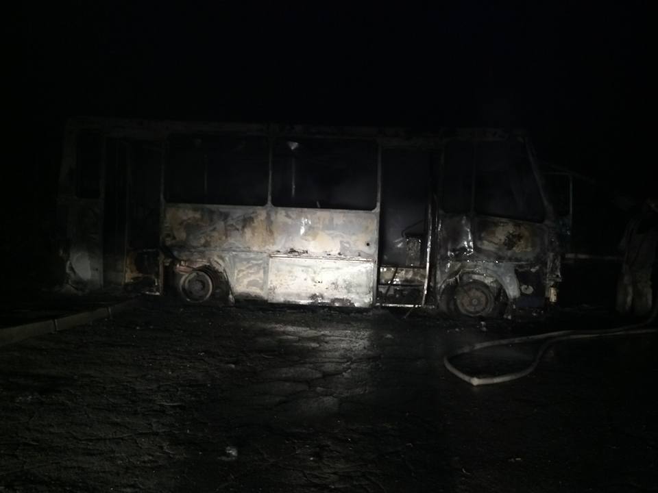 Вночі бійцям батальйону "Донбас" на острові Хортиця спалили автобус - фото 1