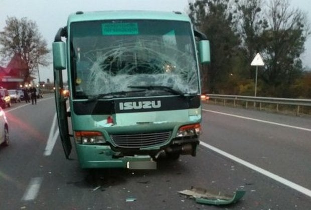 На Львівщині зіткнулися автомобіль та автобус: є постраждалі - фото 1
