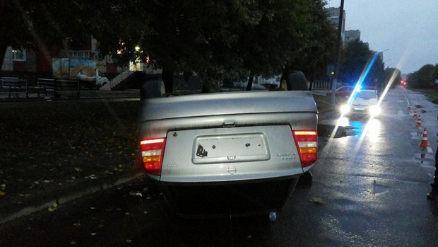 У Львові на вулиці знайшли перевернутий автомобіль - фото 3