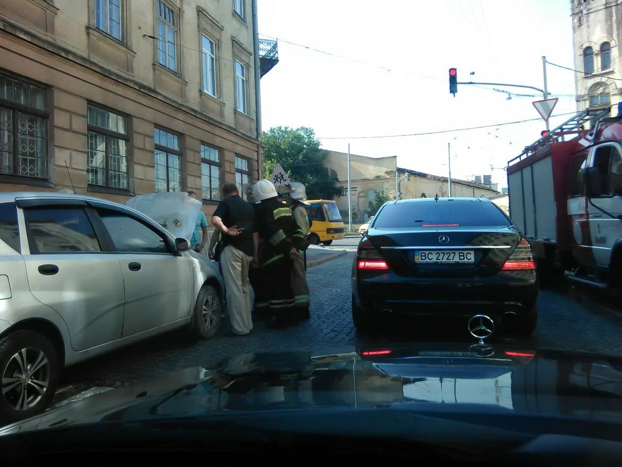 У центрі Львова спалахнула "Chevrolet Aveo" - фото 1