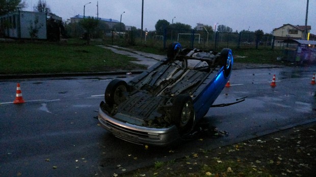 У Львові на вулиці знайшли перевернутий автомобіль - фото 2