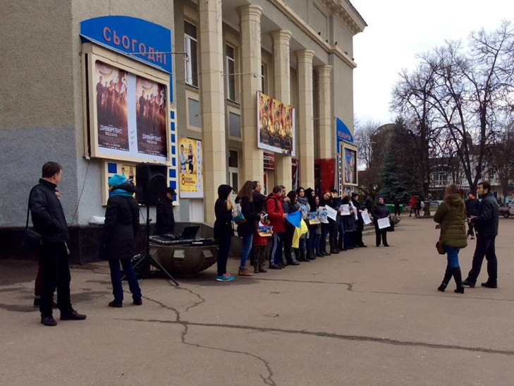 Сьогодні у Хмельницькому вкотре провели акцію на підтримку Надії Савченко - фото 2