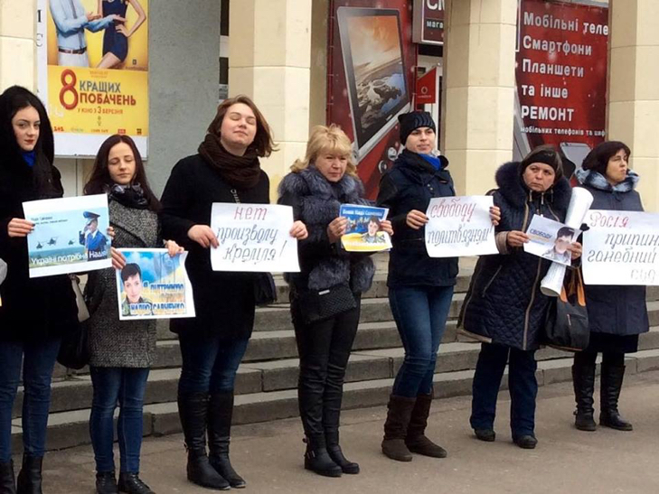 Сьогодні у Хмельницькому вкотре провели акцію на підтримку Надії Савченко - фото 3