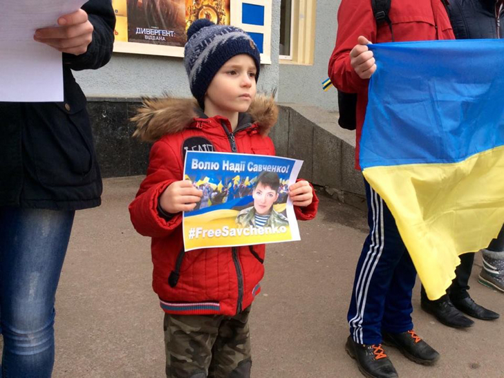 Сьогодні у Хмельницькому вкотре провели акцію на підтримку Надії Савченко - фото 1