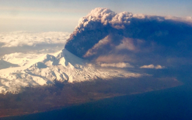 На Алясці почалося виверження вулкану   - фото 1