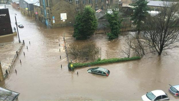 Через небувалу повінь в Англії міста ідуть під воду (ФОТО) - фото 2