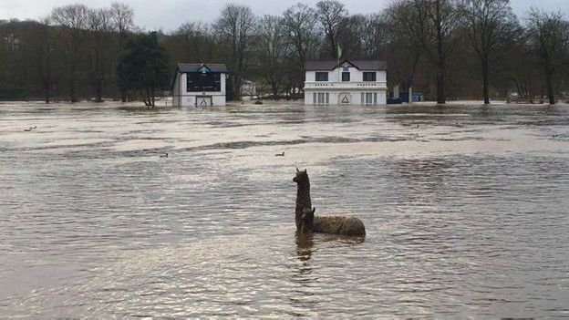 Через небувалу повінь в Англії міста ідуть під воду (ФОТО) - фото 3